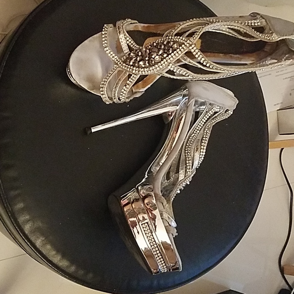 Silver crystals w/gunmetal crystals staletoes